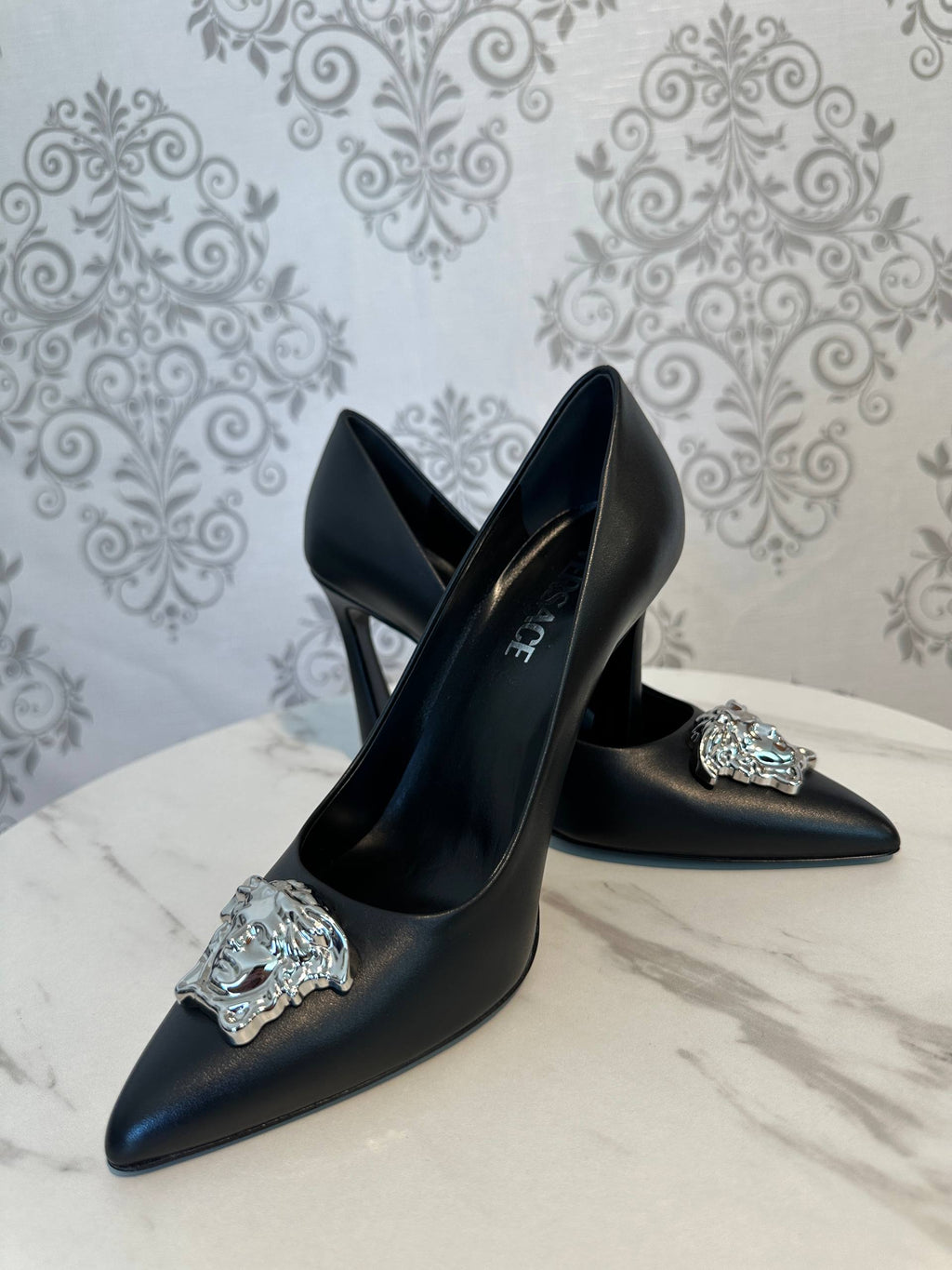 Versace Pumps Medusa din Piele — Negru