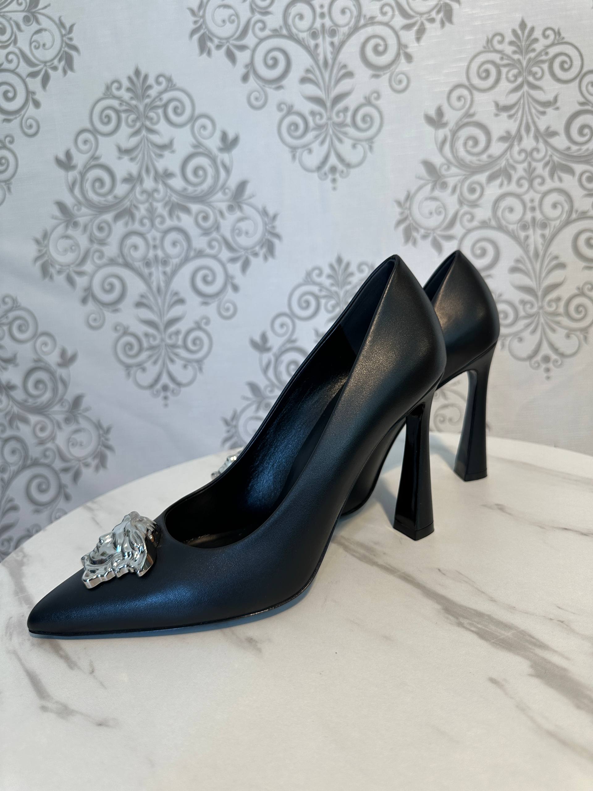 Versace Pumps Medusa din Piele — Negru