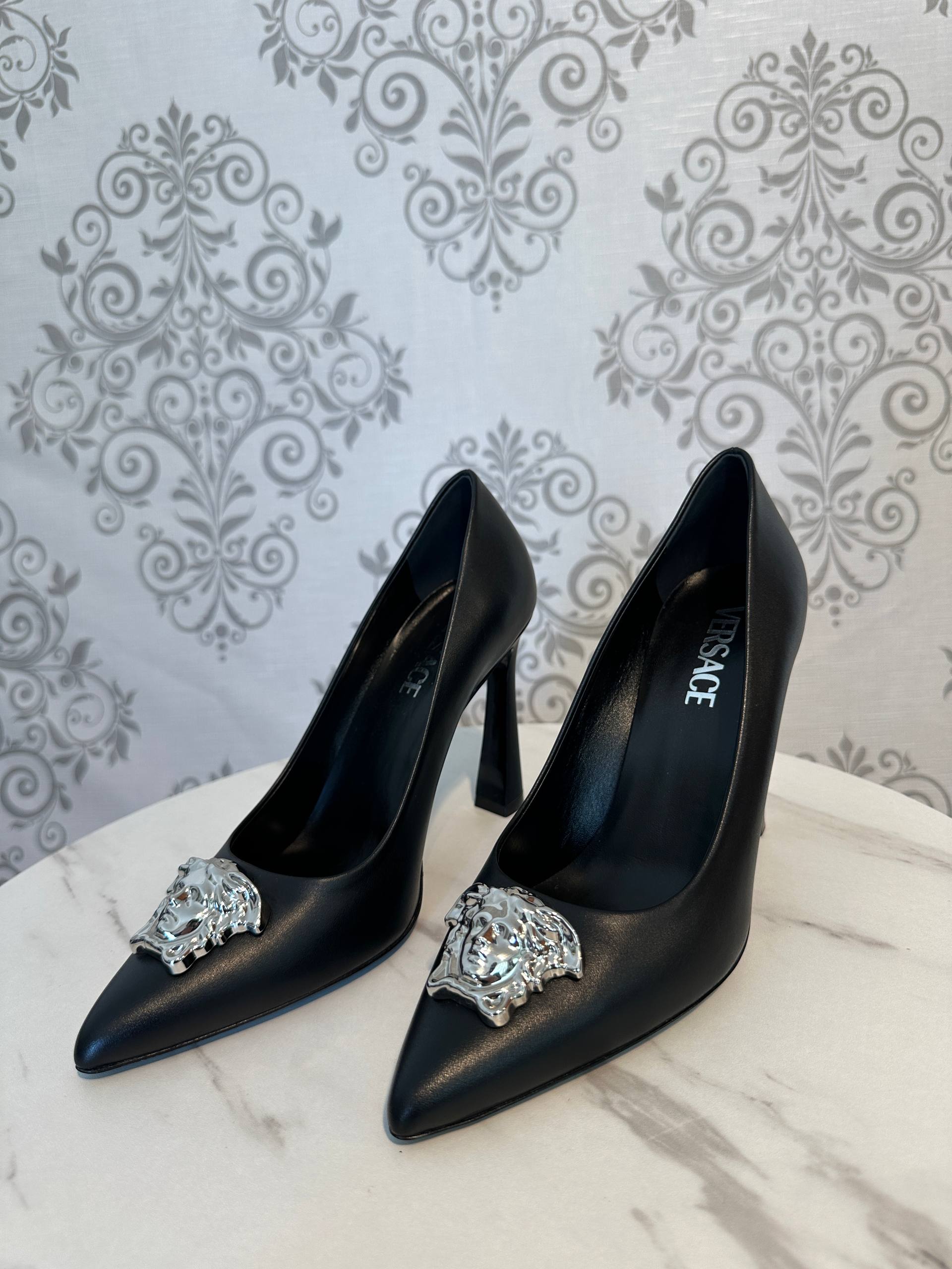 Versace Pumps Medusa din Piele — Roz