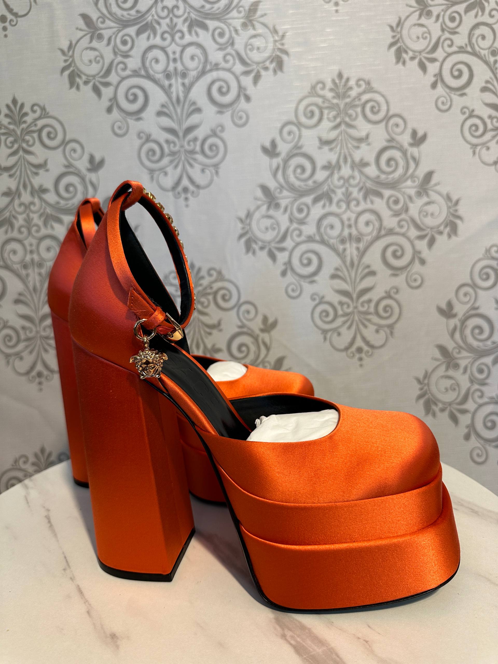 Versace Aevitas Platform Pumps din Satin — Portocaliu