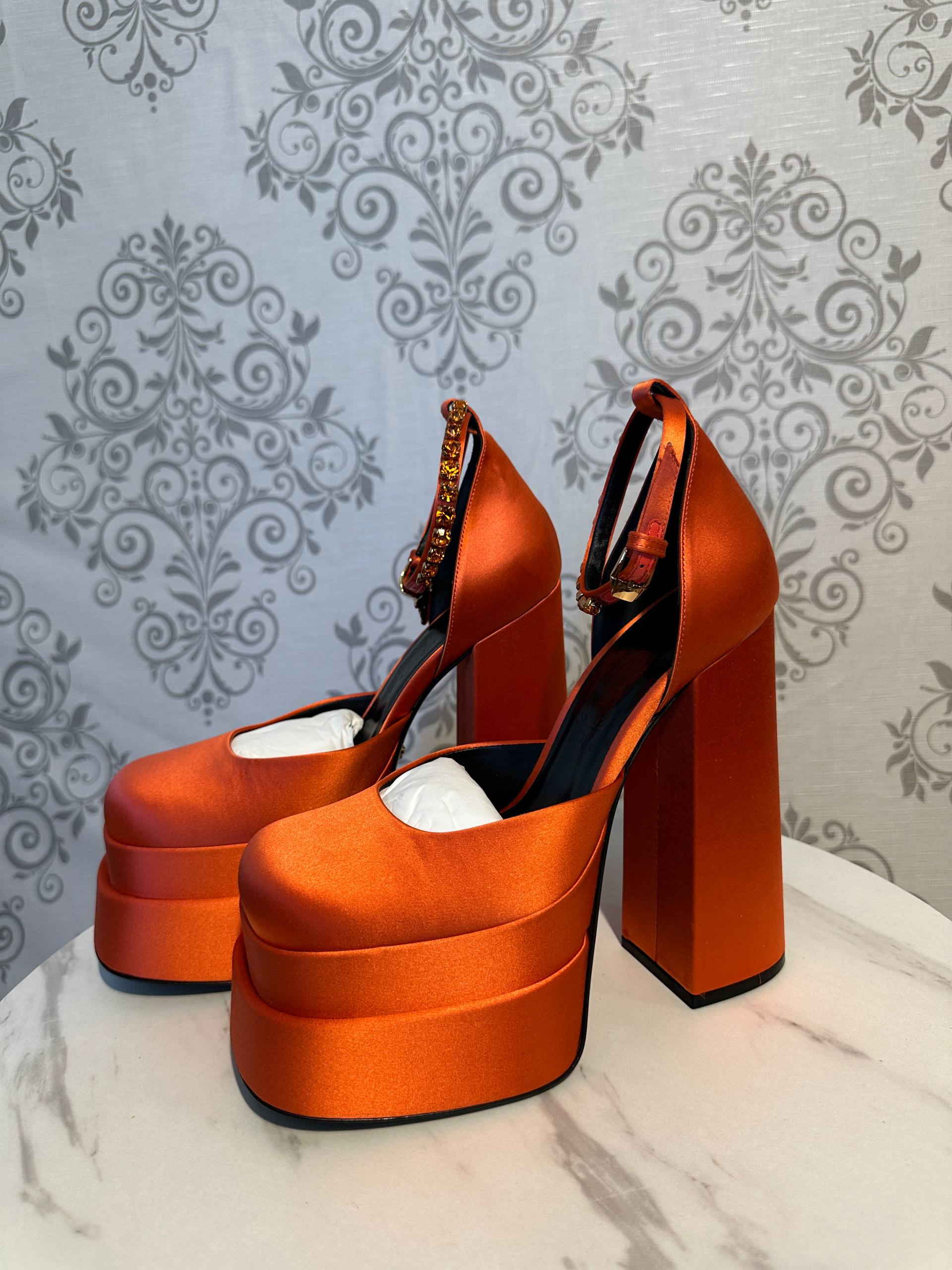 Versace Aevitas Platform Pumps din Satin — Portocaliu