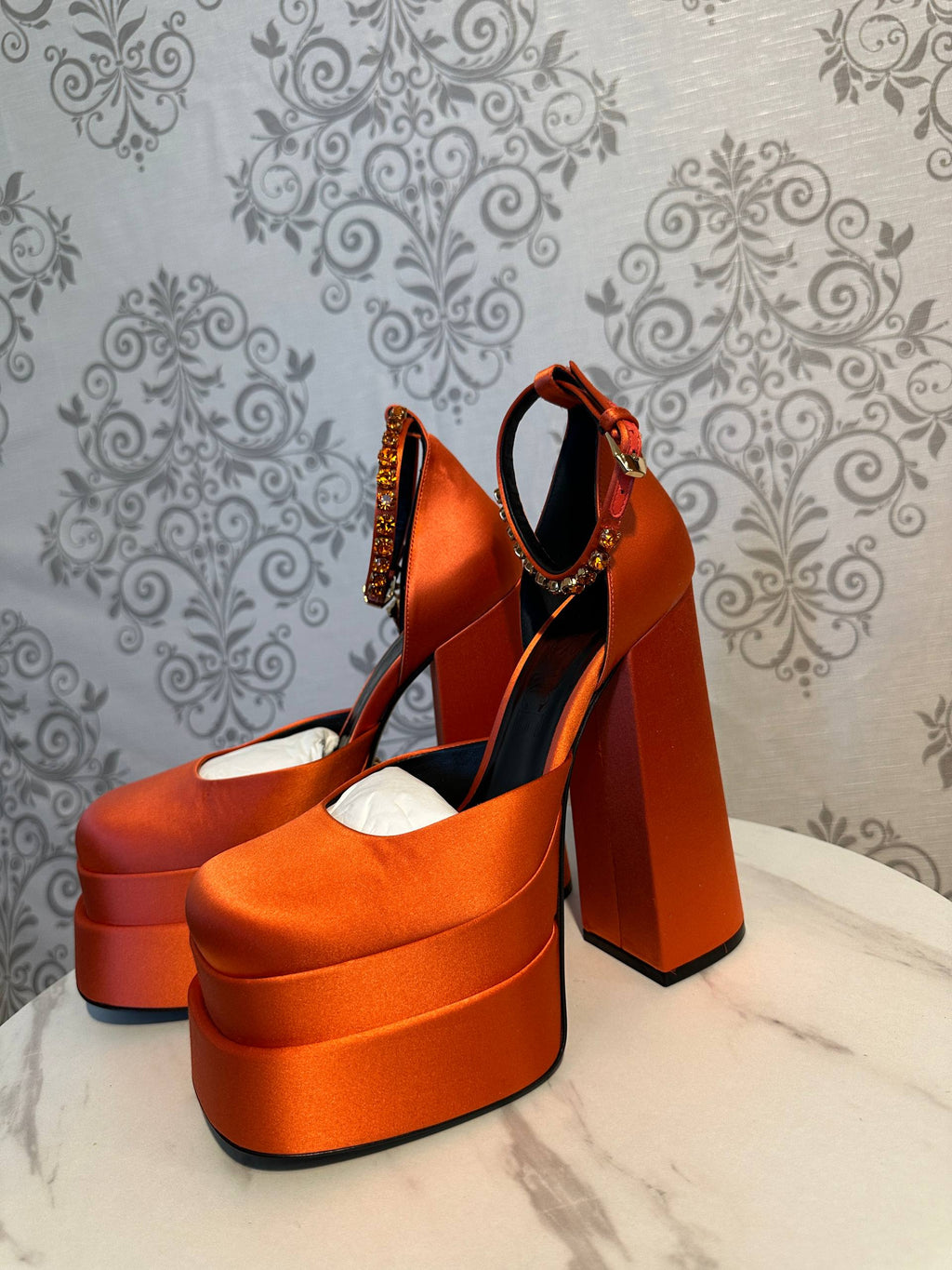 Versace Aevitas Platform Pumps din Satin — Portocaliu