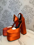 Versace Aevitas Platform Pumps din Satin — Portocaliu
